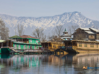 10 Best Houseboats In Kashmir For An Unforgettable Experience