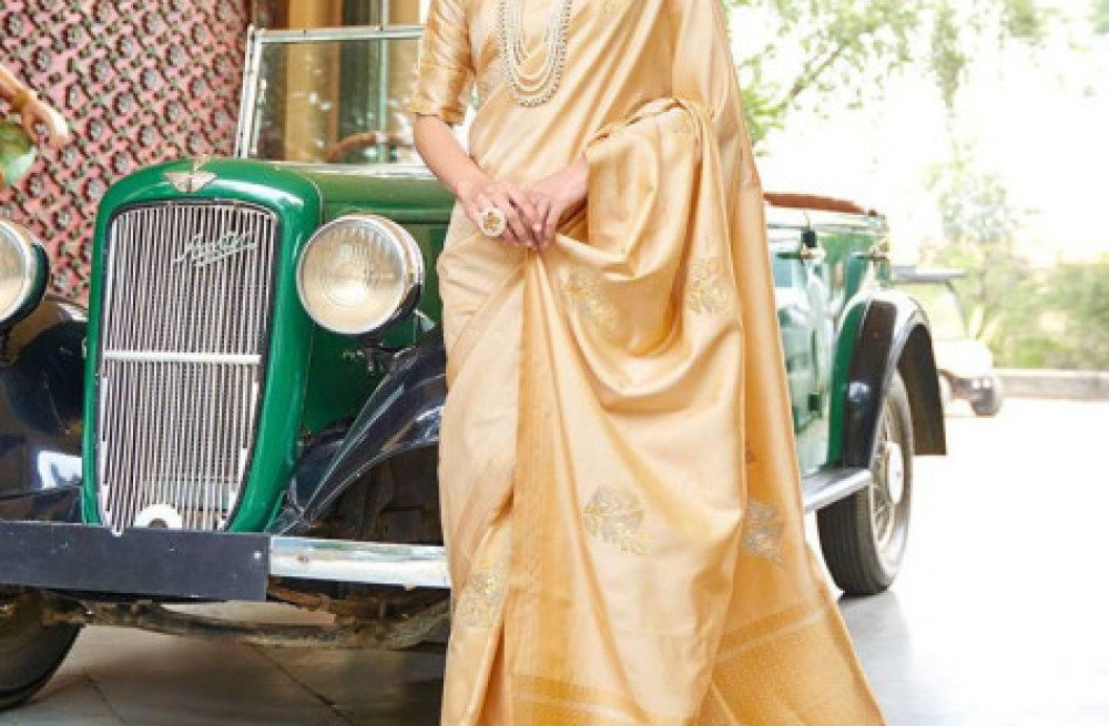 shop-beautiful-gold-sarees-for-a-gorgeous-look-big-0